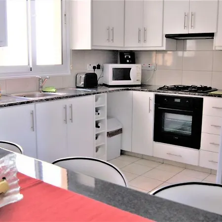Holiday home 3 Bedroom Townhouse & Communal Pool - *