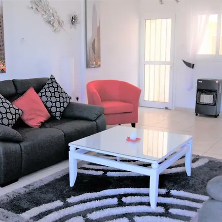 3 Bedroom Townhouse & Communal Pool - باراليمني
