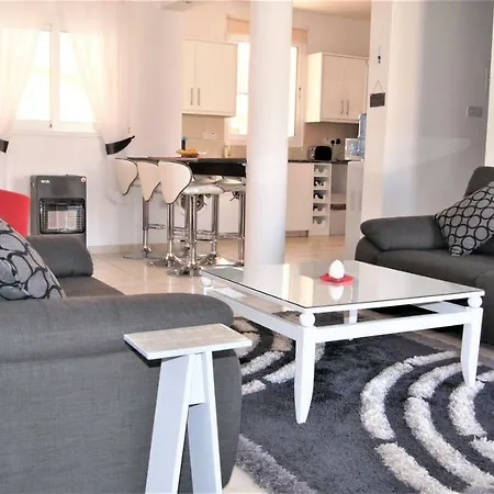 3 Bedroom Townhouse & Communal Pool - بيت للعطل باراليمني