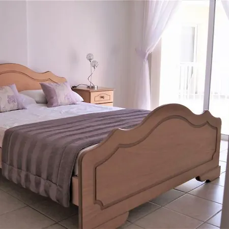 3 Bedroom Townhouse & Communal Pool - *