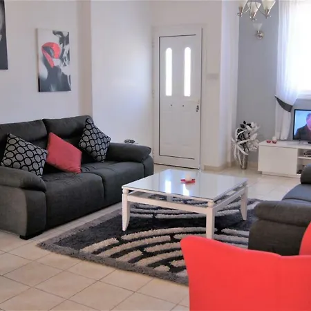 3 Bedroom Townhouse & Communal Pool -
